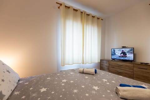 Bed, TV and multimedia, Bedroom