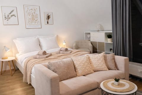 Bed, Photo of the whole room, towels