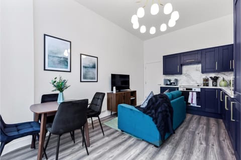 TV and multimedia, Kitchen or kitchenette, Living room, Seating area, Dining area, stove