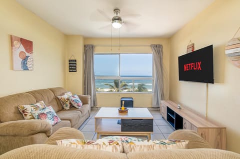 Natural landscape, TV and multimedia, Living room, Seating area, Evening entertainment, Sea view