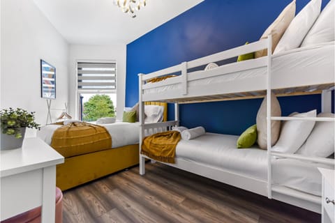Bed, Photo of the whole room, Seating area, Bedroom, bunk bed