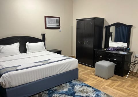 Photo of the whole room, Bedroom, wardrobe