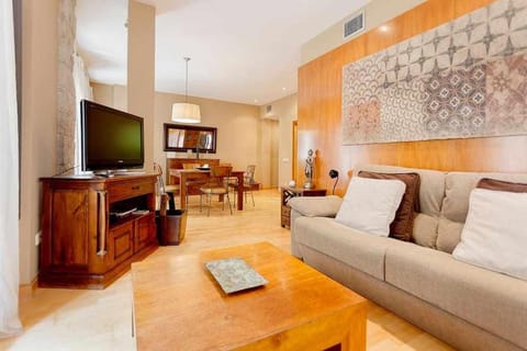 TV and multimedia, Living room, Seating area, Dining area