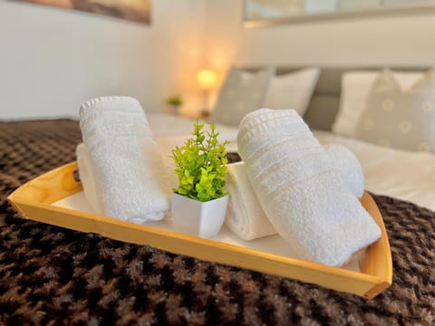 Bed, towels