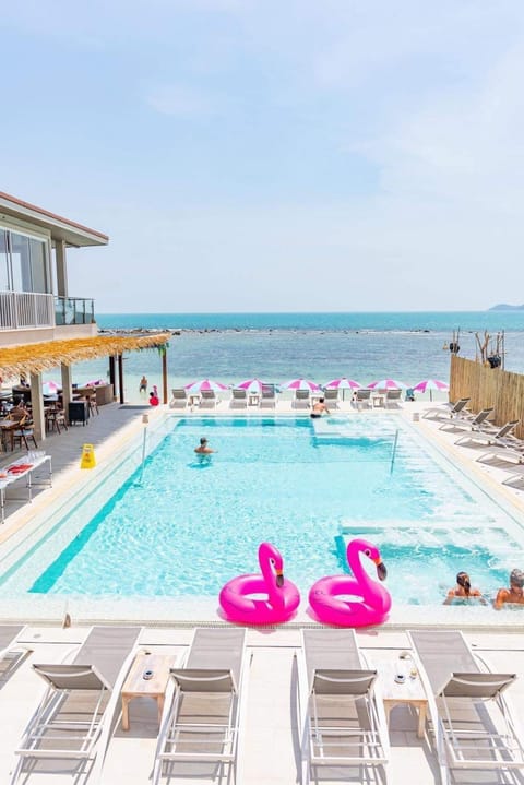 Restaurant/places to eat, Swimming pool