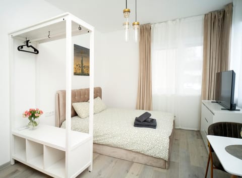 Bed, TV and multimedia, Photo of the whole room, hair dresser, towels