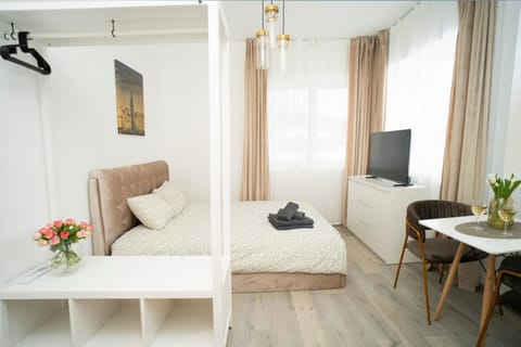 Bed, TV and multimedia, Photo of the whole room, Dining area