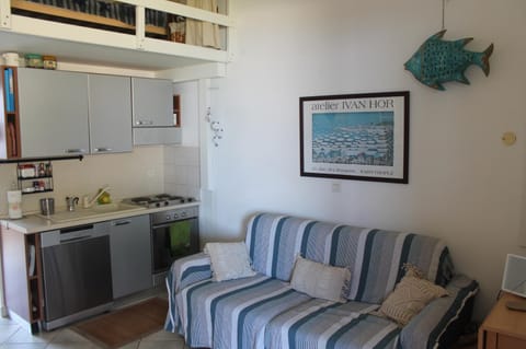 Kitchen or kitchenette, Living room