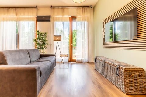 Communal lounge/ TV room, TV and multimedia, Living room, Seating area, Evening entertainment, air conditioner