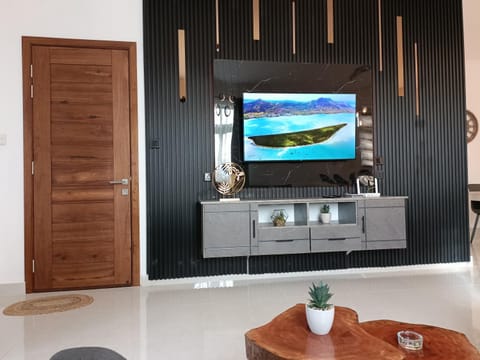 Communal lounge/ TV room, TV and multimedia, Living room, Evening entertainment