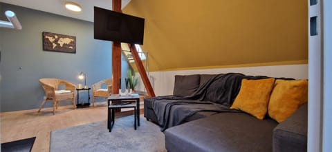 Communal lounge/ TV room, TV and multimedia, Living room, Seating area