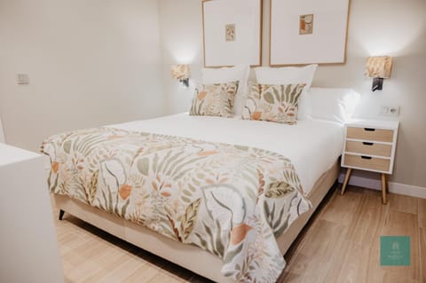Bed, TV and multimedia, Photo of the whole room, Bedroom, internet, wardrobe, air conditioner