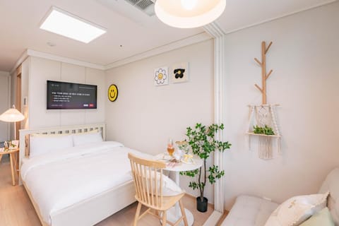 Bed, TV and multimedia, Photo of the whole room