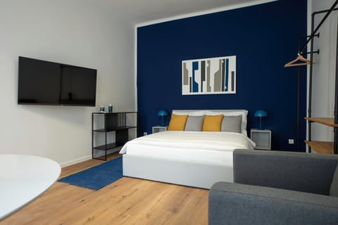 Bed, TV and multimedia, Bedroom, hair dresser