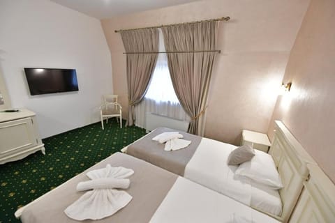 Bed, TV and multimedia, Photo of the whole room, Bedroom, towels