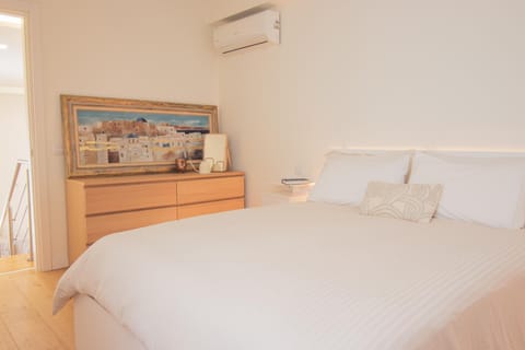 Bed, Photo of the whole room, Bedroom, air conditioner