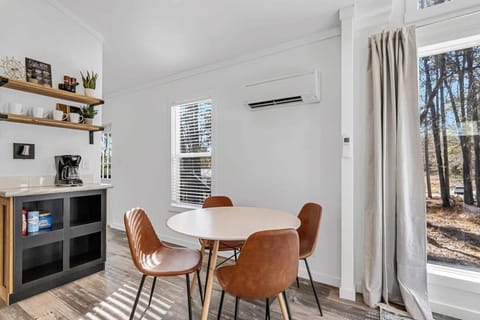 Tiny House Near Hiking- Green Mountain Getaway House in Owens Cross Roads