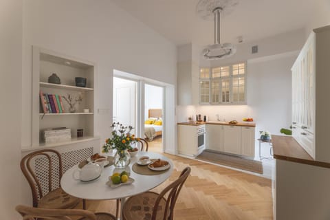Kitchen or kitchenette, Dining area