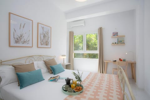 Bed, Photo of the whole room, Seating area, Bedroom