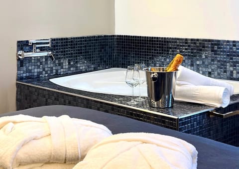 Black Suite Hydro Apartment in Montecatini Terme