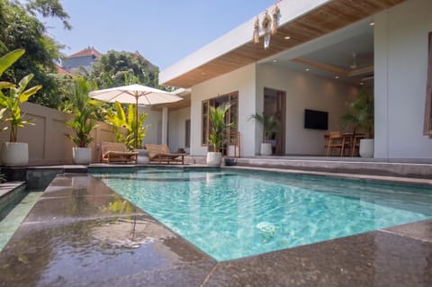 Patio, Swimming pool, Swimming pool, sunbed