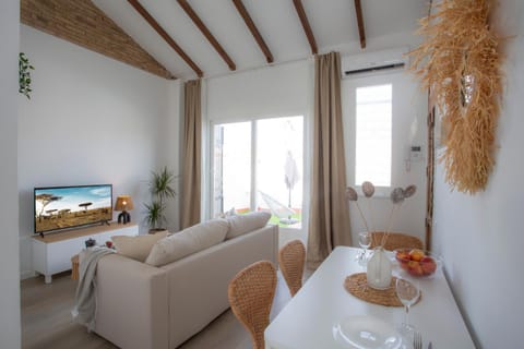 TV and multimedia, Balcony/Terrace, Living room, Seating area, Dining area