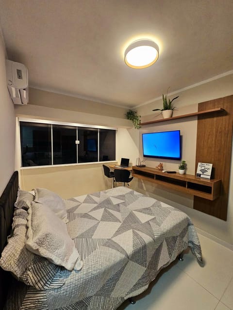 Bed, TV and multimedia, Photo of the whole room, Bedroom, air conditioner