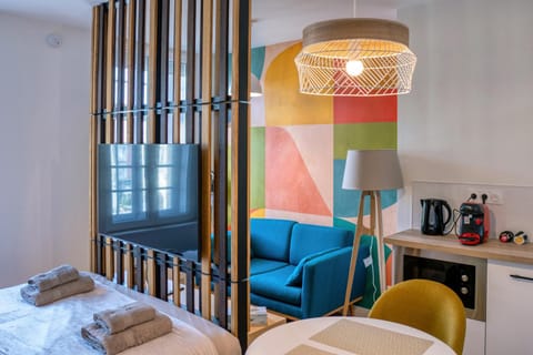 Bed, Living room, towels