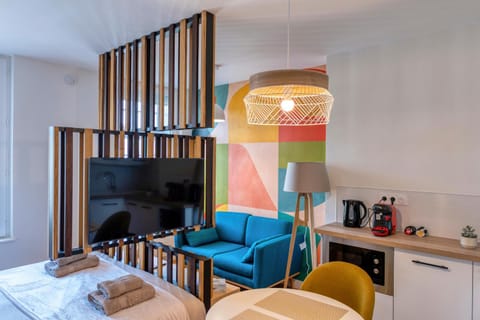 Bed, TV and multimedia, Coffee/tea facilities, Living room, minibar, towels