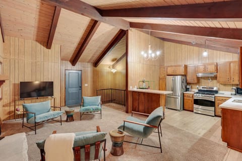 Crestline Cabin Mountain Views and Fire Pit! Cabin in Crestline