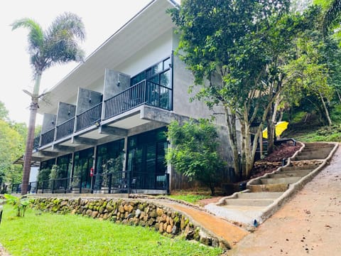 Property building, Patio, View (from property/room), Balcony/Terrace, Living room, Photo of the whole room, Guests, Mountain view, young children, group of guests, Family, internet, towels, air conditioner