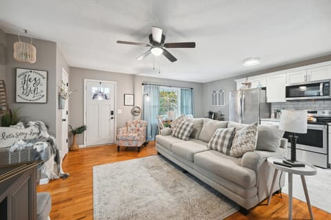 Vine Grove Home with Deck, 4 Mi to Saunders Springs! House in Indiana