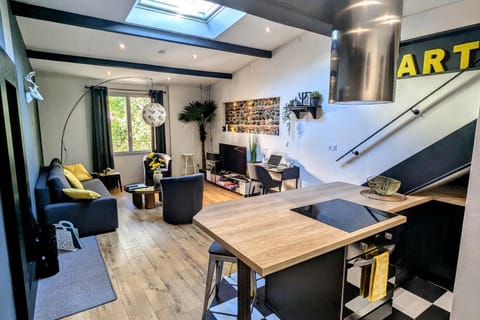 TV and multimedia, Living room, Seating area, Dining area, stove, kitchen