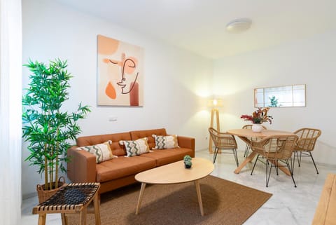 TV and multimedia, Living room, Photo of the whole room, Seating area, Dining area