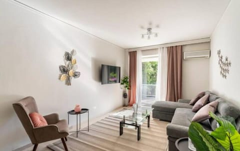 Seaside Beauty 5 min Vouliagmeni Beach Apartment in Vouliagmeni