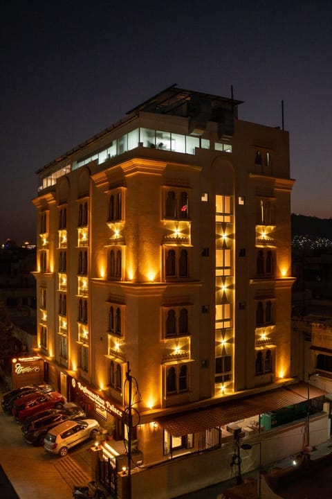 Nearby landmark, Restaurant/places to eat, Facade/entrance, Logo/Certificate/Sign, Landmark view, Street view, Quiet street view, Parking