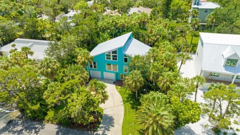 Palm Paradise - Pet Friendly Home on Siesta Key w/ Large Heated Private Pool & Outdoor Area! House in Sarasota