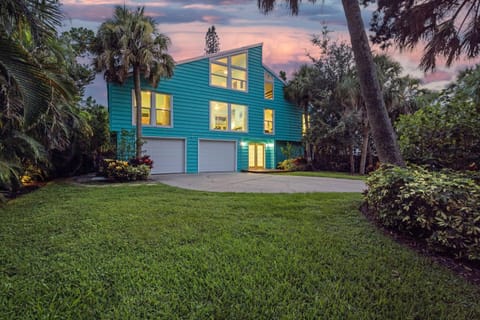 Palm Paradise - Pet Friendly Home on Siesta Key w/ Large Heated Private Pool & Outdoor Area! House in Sarasota