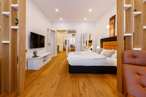 Bed, TV and multimedia, Decorative detail, towels