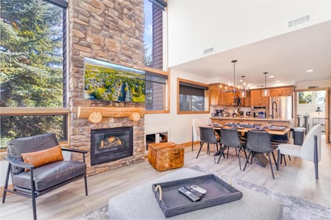 Kitchen or kitchenette, Living room, Seating area, Dining area