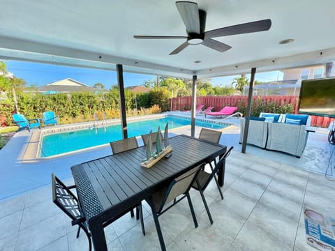 Day, Seating area, Dining area, Evening entertainment, Pool view, Swimming pool, fireplace, sunbed