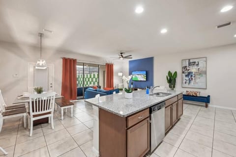 Kitchen or kitchenette, Seating area, Dining area
