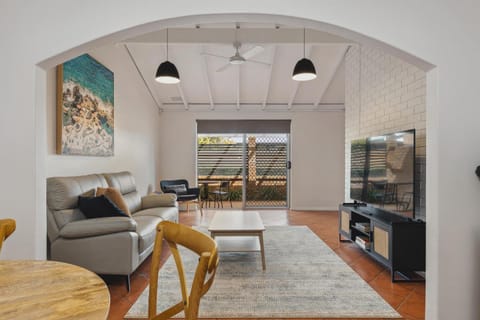 TV and multimedia, Seating area, Dining area