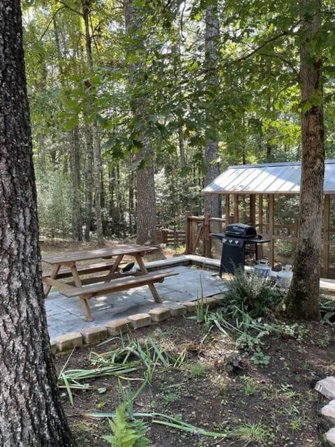 Beautiful & peaceful cabin w/ deck garden & fire-pit Cabin in Tennessee