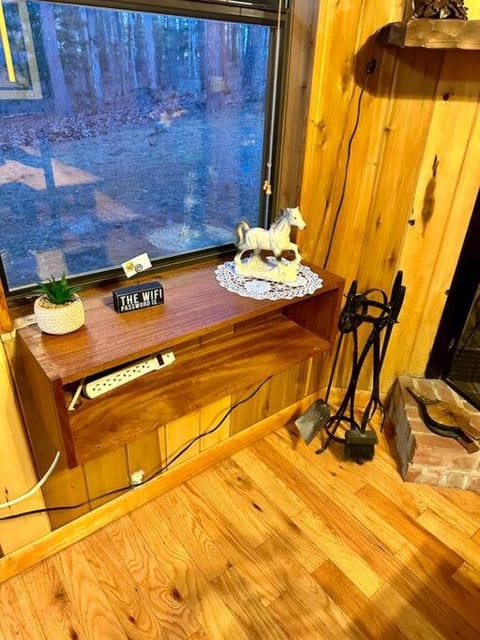 Beautiful & peaceful cabin w/ deck garden & fire-pit Cabin in Tennessee