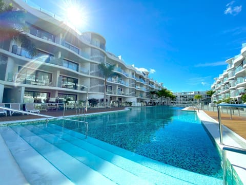 Property building, Day, Pool view, Swimming pool, Swimming pool, sunbed