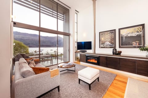 Natural landscape, TV and multimedia, Living room, Seating area, Evening entertainment, Lake view, Mountain view