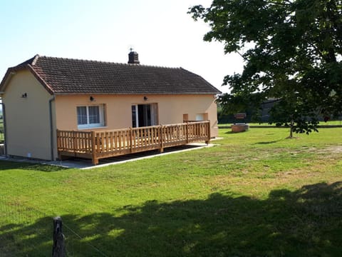 Maison rénovée avec vue sur la campagne, terrasse et jardin à Coutansouze - FR-1-489-478 House in Bourgogne-Franche-Comté