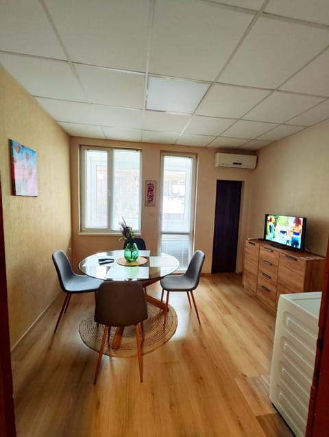 Communal lounge/ TV room, Balcony/Terrace, Dining area, washing machine