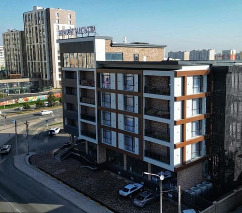 Property building, Day, Neighbourhood, City view, Street view, Location, Parking